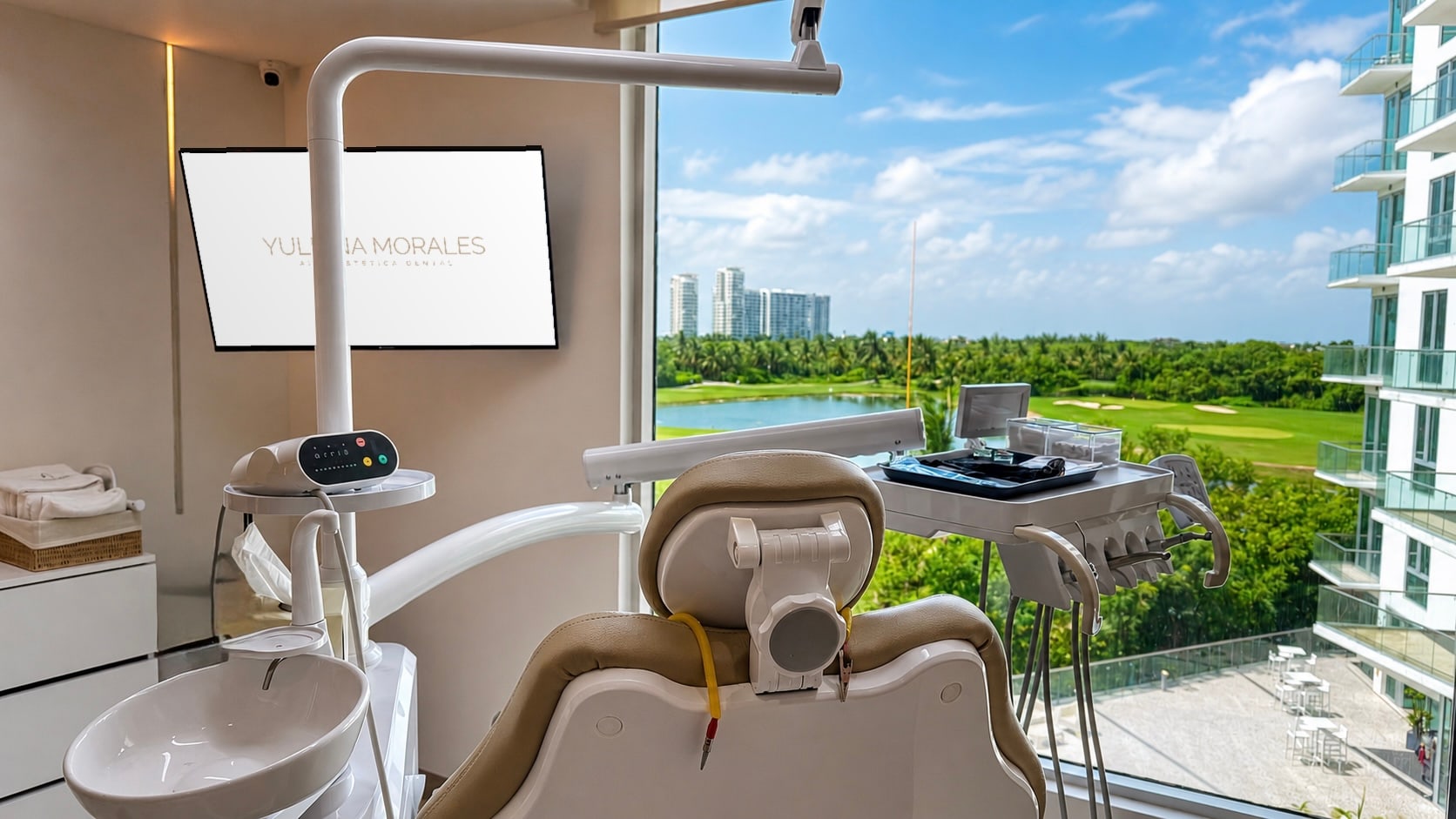The dental chair facing the window, overlooking the Puerto Cancún golf course